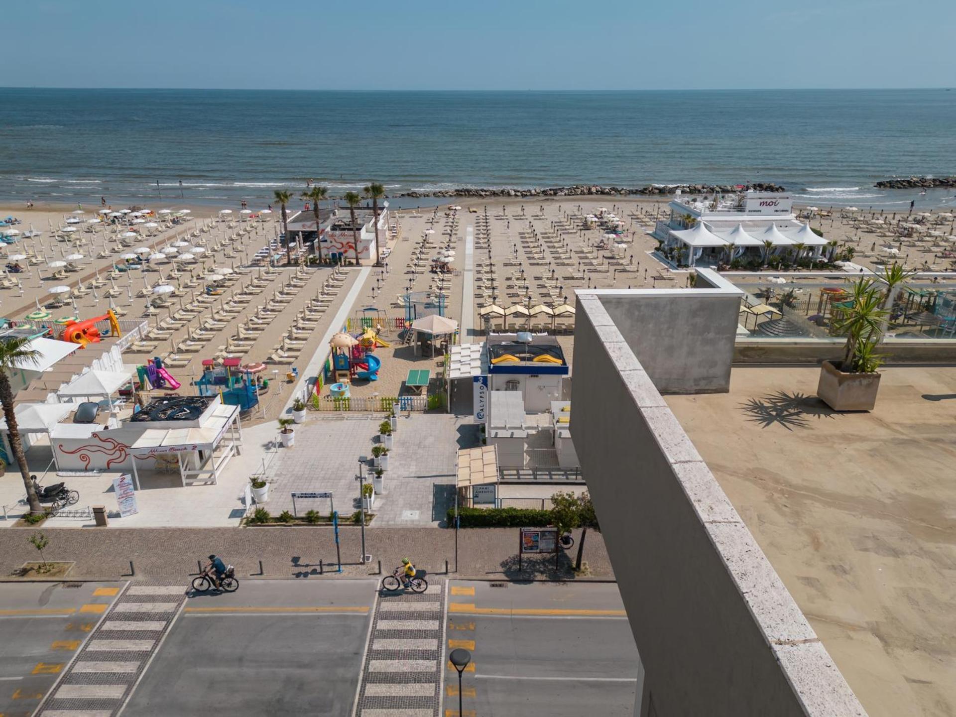 Hotel Augustus- Davanti A Noi C'E Solo Il Mare Misano Adriatico Kültér fotó