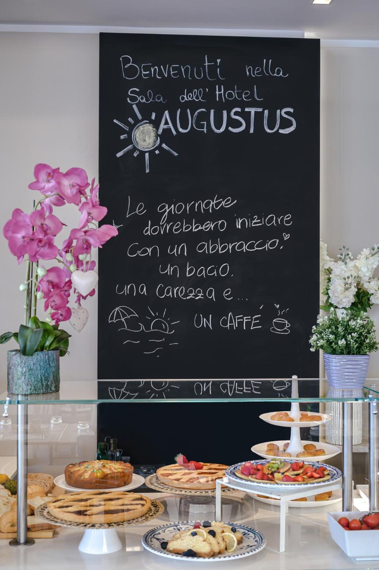 Hotel Augustus- Davanti A Noi C'E Solo Il Mare Misano Adriatico Kültér fotó