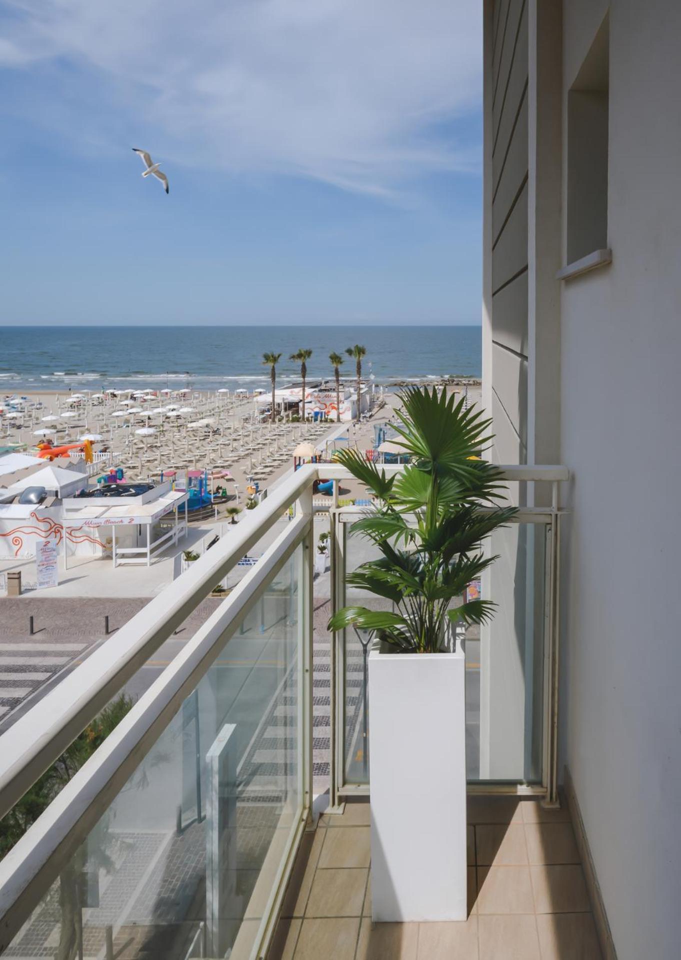 Hotel Augustus- Davanti A Noi C'E Solo Il Mare Misano Adriatico Kültér fotó